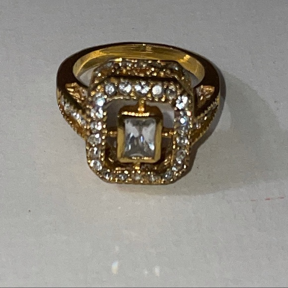 Elegant Gold Tone Faux Diamond Cocktail Ring Sz 7 - Picture 12 of 13